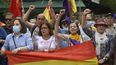Los manifestantes sostienen una bandera republicana durante una manifestación contra la monarquía en Madrid el 22 de mayo de 2022, coincidiendo con el regreso a España del ex rey Juan Carlos I. El ex rey de España asistió a una regata en la región noroccidental de Galicia este fin de semana en un controvertido primer viaje casa después de casi dos años en el exilio tras una serie de escándalos financieros. Aunque los fiscales han cerrado sus investigaciones sobre los asuntos de Juan Carlos I, las revelaciones sobre los turbios orígenes de su fortuna han hecho un daño irreparable a una figura que alguna vez fue reverenciada por su papel en la transición democrática de España después de décadas de dictadura. &nbsp;