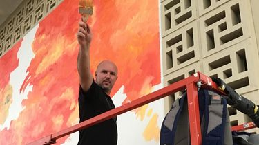 El pintor cubano Fredy Villamil realiza uno de los murales en la biblioteca John F. Kennedy, en la ciudad de Hialeah.&nbsp;