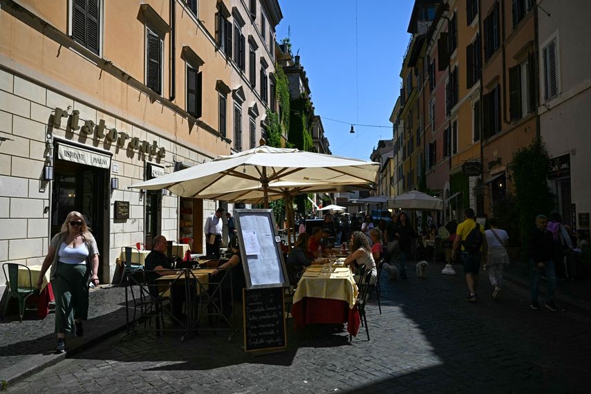 Clientes sentados en la terraza de un restaurante en la calle Borgo Pio de Roma, el 29 de abril de 2025.&nbsp; &nbsp;