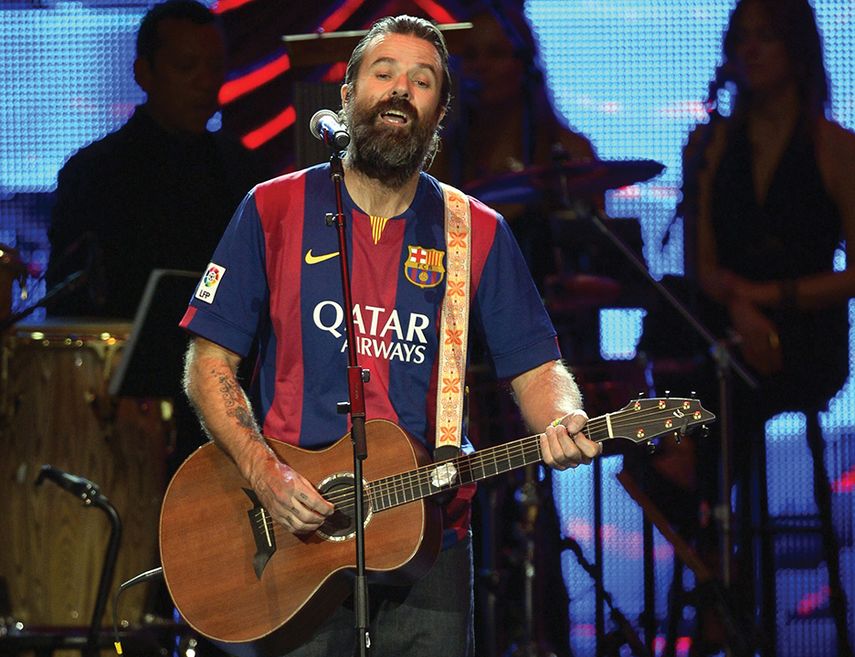 El cantante catalán durante su actuación en Latin Grammy. (EFE)