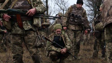 Brigada Mecanizada de las Fuerzas Armadas de Ucrania el 12 de diciembre de 2025. Reclutas ucranianos descansando mientras completan su entrenamiento militar básico en una ubicación no revelada en la región de Zaporiyia, en medio de la invasión rusa de Ucrania.