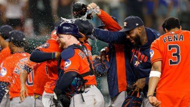 Jugadores de los Astros de Houston celebran luego de concretar la victoria y el no-hitter combinado ante los Rangers de Texas, el 25 de mayo de 2026.