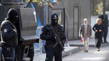 Agentes de la Policía turca se mantienen apostados frente a la entrada del exclusivo club Reina, en Estambul, donde se produjo la matanza de 39 personas en la pasada Nochevieja.