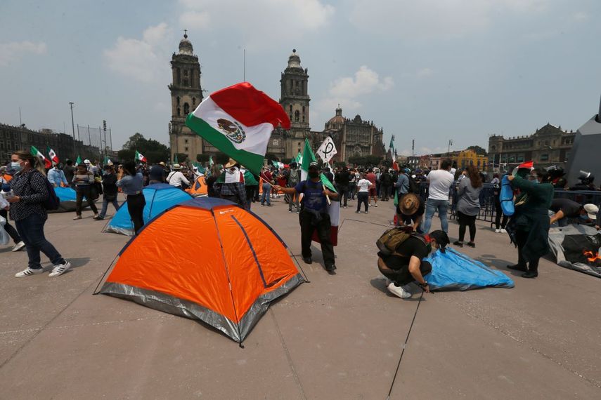 Manifestantes que exigen la renuncia del presidente Andr&eacute;s Manuel L&oacute;pez Obrador, ingresan a la principal plaza de la Ciudad de M&eacute;xico, el mi&eacute;rcoles 23 de septiembre de 2020.&nbsp;