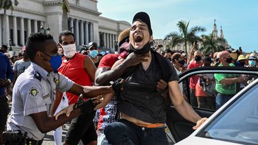 Un hombre es arrestado durante una manifestación contra el régimen del dictador cubano Miguel Díaz-Canel en La Habana, el 11 de julio de 2021.&nbsp; &nbsp;