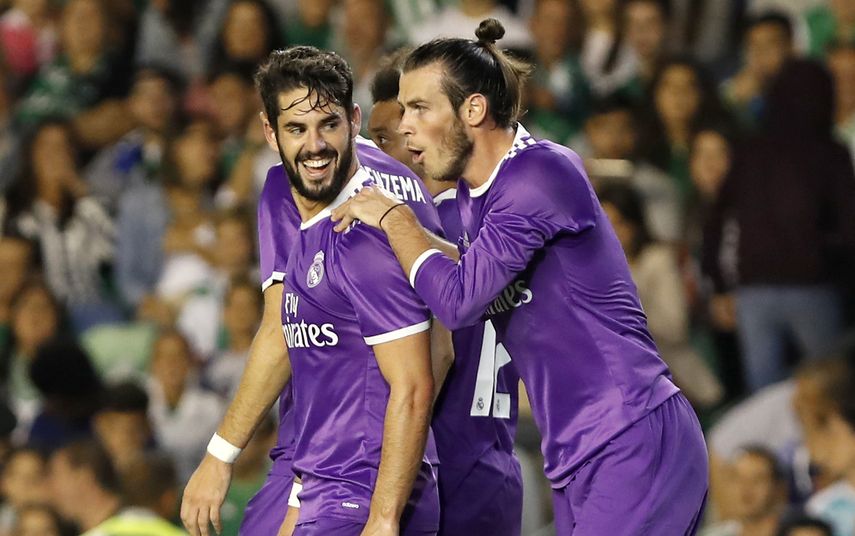 &nbsp;Los jugadores del&nbsp;Real&nbsp;Madrid, Isco (izquierda) y el galés Gareth Bale, celebran el quinto gol del equipo madridista