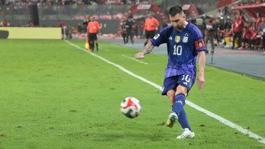 El delantero argentino Lionel Messi dispara el balón durante el partido de fútbol de clasificación para la Copa Mundial de la FIFA 2026 entre Perú y Argentina, en el Estadio Nacional de Lima, el 17 de octubre de 2023. &nbsp;
