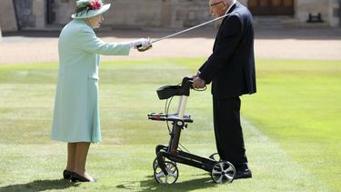 El Capitán Sir Tom Moore recibe su título de caballero por parte de la reina Isabel II durante una ceremonia en el Castillo de Windsor, en Inglaterra, el viernes 17 de julio de 2020. 