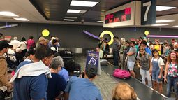 Llegada de puertorriqueños al aeropuerto de Fort Laudardale procedentes de San Juan, Puerto Rico.