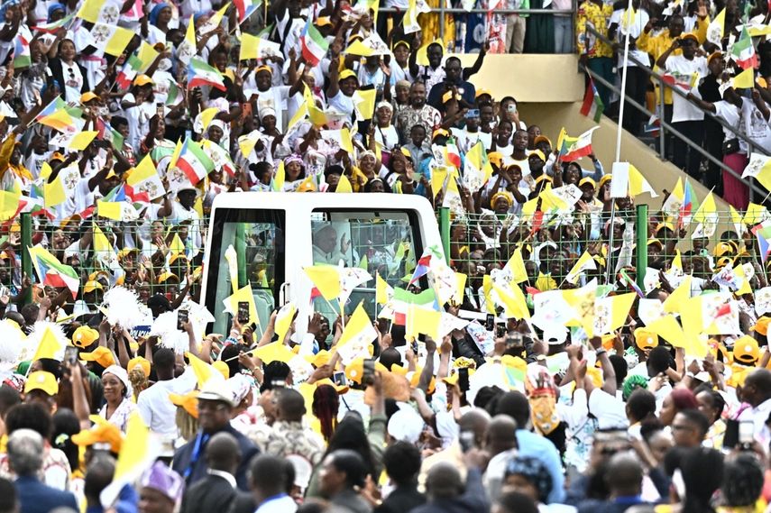 El Papa se defendió de las críticas por la gira a África, donde muchos mandatarios llevan años en el poder. (EFE)