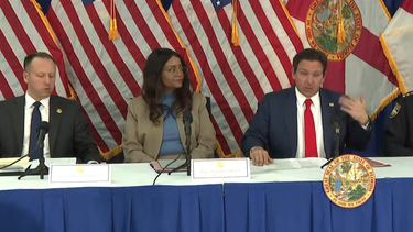 Ron DeSantis flanqueado por el sheriff de Jacksonville, T.K. Waters, y la representante estatal Kiyan Michael, del Distrito 16.
