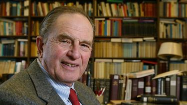 Bernard Bailyn posa en su oficina de la Universidad de Harvard en Cambridge, Massachusetts, el 26 de febrero de 2003. Bailyn fue autor del texto&nbsp;The Ideological Origins of the American Revolution.