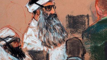 &nbsp;Este dibujo del lunes 8 de diciembre de 2008, realizado por la artista Janet Hamlin y revisado por las fuerzas armadas de Estados Unidos, muestra a Khalid Sheikh Mohammed, al centro, y a su cómplice Walid Bin Attash, izquierda, durante una sesión previa a un juicio en la Base Naval de Bahía de Guantánamo, Cuba.