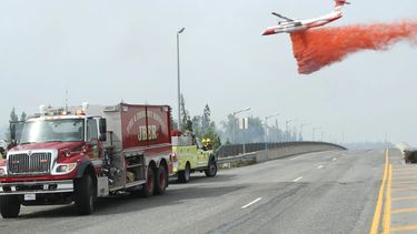 Un camión cisterna arroja una carga de retardante en un incendio de Elmore cerca de Anchorage, Alaska, el 23 de junio de 2022.&nbsp;