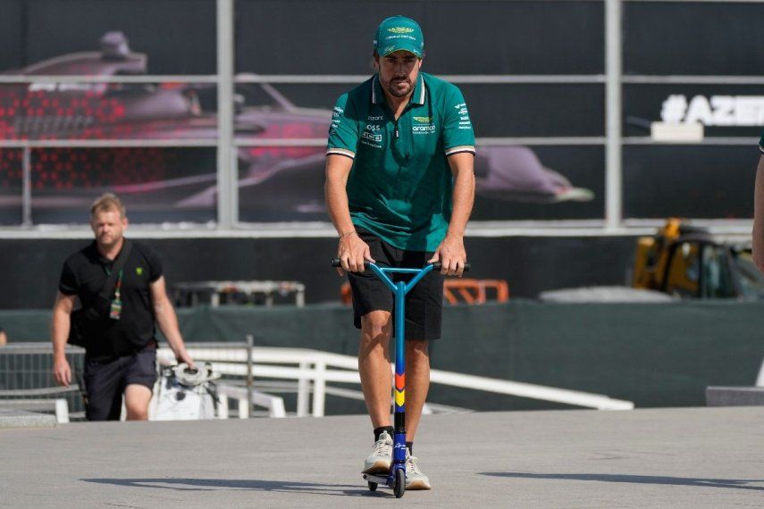 El piloto de Aston Martin Fernando Alonso conduce un scooter en el paddock del circuito de Bakú, el jueves 12 de septiembre de 2024. El circuito es la sede del Gran Premio de Azerbaiyán de la Fórmula 1.&nbsp;