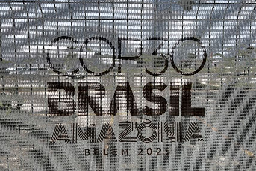 Esta imagen muestra el logotipo de la COP30 en el Parque da Cidade (Parque de la Ciudad) de Belém, estado de Pará, Brasil, el 25 de octubre de 2025. (Foto de Thomas Morfin / AFP)