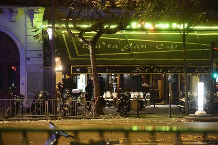 A las afueras de la sala Bataclan Café de París donde hubo el mayor número de víctimas por los ataques terroristas (EFE)