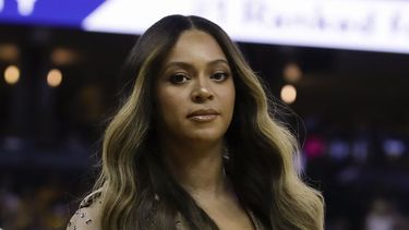 Fotograf&iacute;a de archivo del cinco de junio de 2019, de Beyonc&eacute; caminando a su asiento durante la primera mitad del partido del tercer juego de la final de la NBA entre los Warriors de Golden State y los Raptors de Toronto, en Oakland, California.&nbsp;
