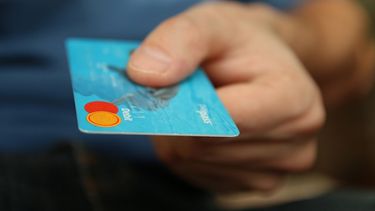 Imagen referencial de una tarjeta de d&eacute;bito.