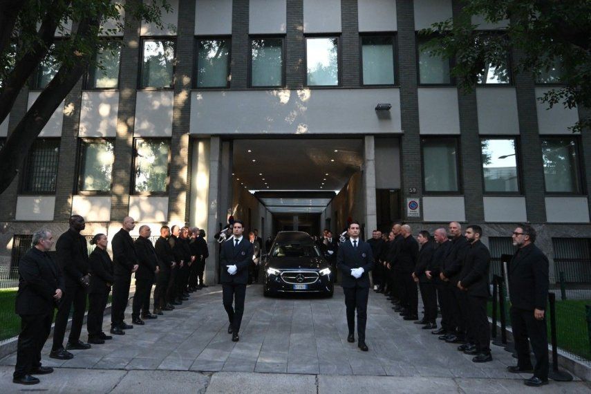 Agentes de seguridad de la firma Armani escoltan el auto fúnebre que traslada el cuerpo del diseñador Giorgio Armani.&nbsp;