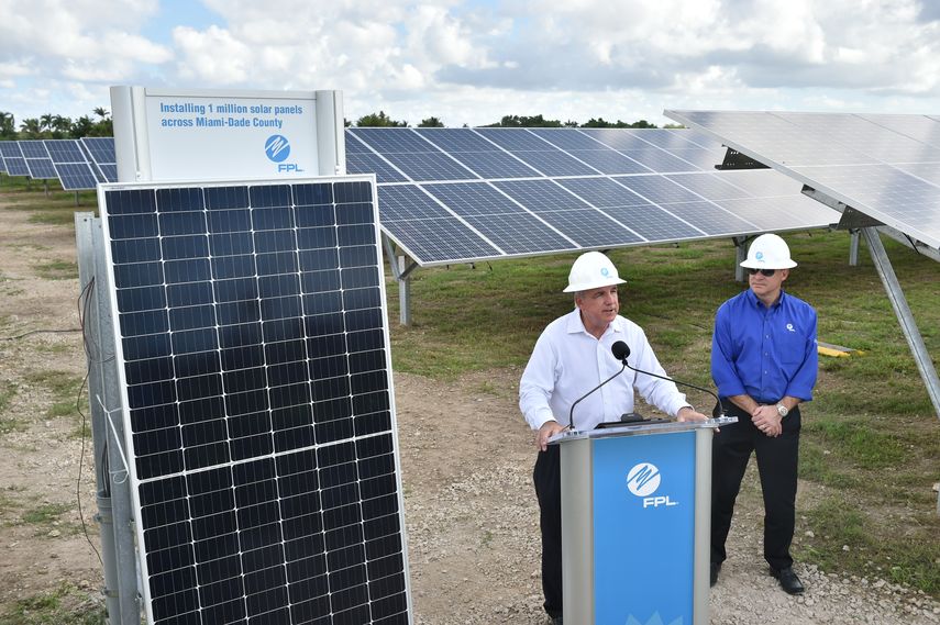 Florida instala paneles solares (archivo)