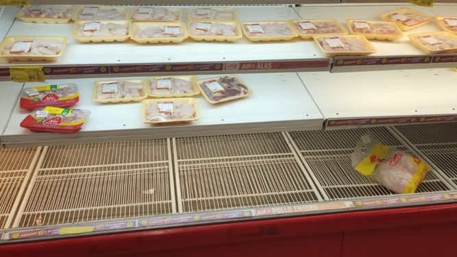 La refrigeradora de un supermercado en Quito, capital de Ecuador, no tenía la oferta de pollo que normalmente presenta. Debido al paro nacional que tienen los indígenas del país desde hace nueve días