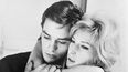 Esta foto de archivo tomada en 1962 muestra al actor francés Alain Delon (izquierda) y la actriz italiana Monica Vitti (derecha) interpretando una escena de la película LEclipse (LEclisse) dirigida por Michelangelo Antonioni.&nbsp;
