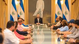 El presidente de El Salvador, Nayib Bukele, en reunión por la pandemia del coronavirus.&nbsp;