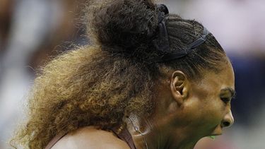 La tenista estadounidense Serena Williams reacciona a una de las jugadas frente a la japonesa Naomi Osaka durante la final femenina del US Open, en Nueva York.