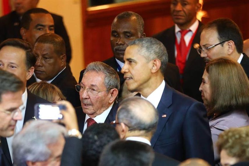 Raúl Castro, gobernante de Cuba, mientras habla con presidente estadounidense, Barack Obama, durante un encuentro informal en la ceremonia inaugural de la VII Cumbre de las Américas que se realiza en Ciudad de Panamá,Panamá. 
