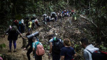 Migrantes atraviesan el Tapón del Darién desde Colombia hacia Panamá con miras a llegar a Estados Unidos. Panamá hace un llamado a los países a enfrentar el problema de la migración en la región de manera mancomunada