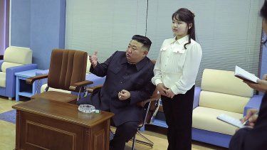 El gobernante norcoreano Kim Jong Un, y su hija visitan la Administración Nacional de Desarrollo Aeroespacial, en Corea del Norte, el martes 18 de abril de 2023.&nbsp;