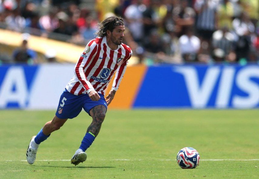 Rodrigo De Paul #5 del Atlético de Madrid ataca durante el partido del grupo B de la Copa Mundial de Clubes de la FIFA 2025 ante el Botafogo en el Estadio Rose Bowl el 23 de junio de 2025 en Pasadena, California.&nbsp;