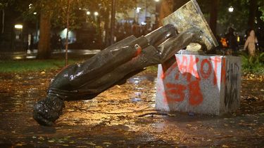 Una estatua del expresidente Abraham Lincoln derribada por manifestantes en un parque de Portland, la noche del domingo 11 de octubre de 2020. 