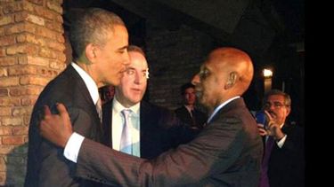 El presidente Barack Obama saluda al opositor cubano Guillermo Fariñas en una reunión en Miami, en 2013.