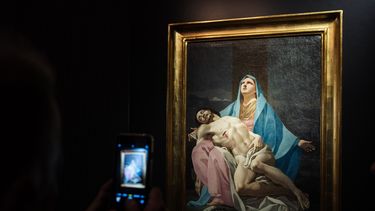 Una persona fotografía la obra La Piedad de Francisco de Goya y Lucientes, en el Museo Nacional del Romanticismo, a 15 de febrero de 2024, en Madrid (España).