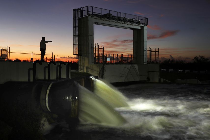 En esta imagen, tomada el 28 de octubre de 2019, las compuertas dejan pasar agua en una estaci&oacute;n de control en el Camino Tamiami, en Miami, Florida, a un canal que desemboca en el Parque Nacional Everglades.&nbsp;