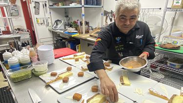 El chef Antonio Puertas prepara uno de sus postres.