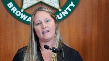 La sargento Kami Floyd, de la Unidad de Casos Archivados de la policía de condado Broward, Florida, habla en conferencia de prensa el 7 de junio del 2022, en Fort Lauderdale.&nbsp;