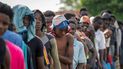 Los haitianos hacen fila para desayunar en un campamento utilizado para albergar a un gran grupo de migrantes haitianos en Sierra Morena, en la provincia cubana de Villa Clara, el jueves 26 de mayo de 2022.