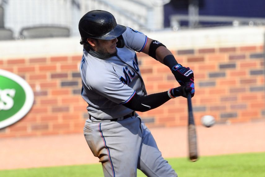 Miguel Rojas, de los Marlins de Miami, conecta un doblete para tomar ventaja en la 10ma entrada del encuentro ante los Bravos de Atlanta, el lunes 7 de septiembre de 2020, en Atlanta