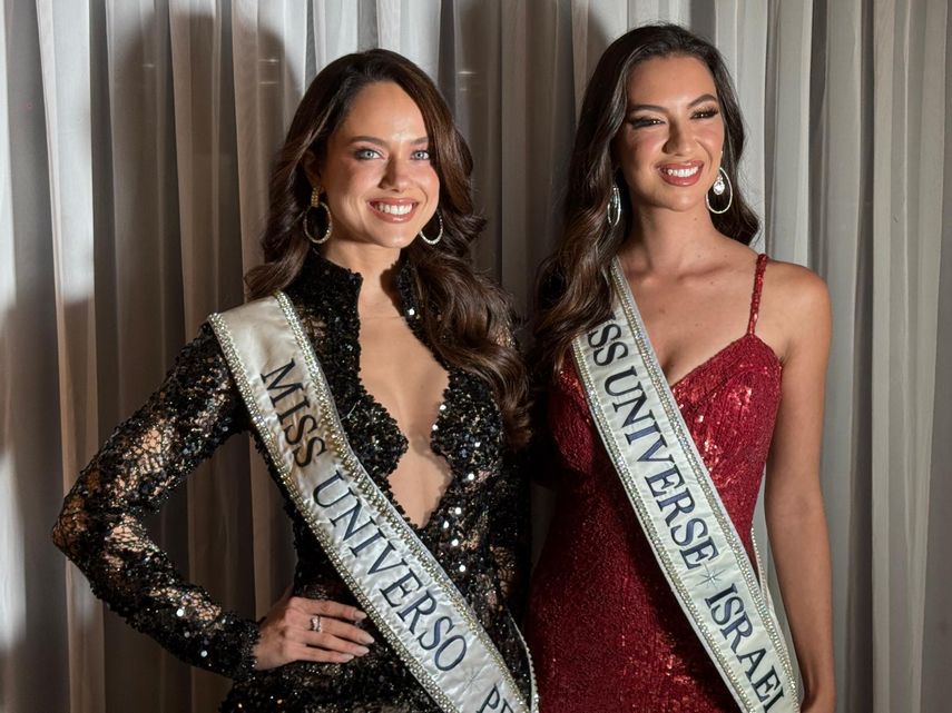 Melanie Shiraz, Miss Israel, y Karla Gacigalupo, Miss Perú, posan juntas durante su encuentro en Miami.