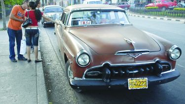 Los taxis, cacharros del siglo pasado, entre la carencia y la creatividad de los mecánicos, se mantienen rodando en la capital cubana.