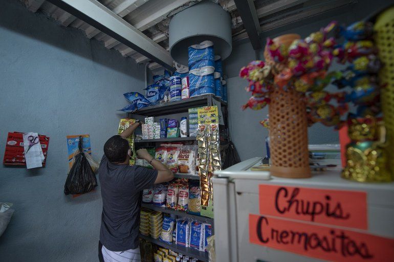 NOTICIA DE VENEZUELA  - Página 51 Rosmer-diaz-un-empleado-publico-cuyo-trabajo-esta-paralizado-la-cuarentena-el-covid-19-arregla-mercaderia-dentro-una-pequena-tienda-que-instalo-lo-que-solia-ser-el-area-basura-un-edificio-viviendas-publicas-el-barrio-san-agustin-caracas-venezuela-el-domingo-23-agosto-2020