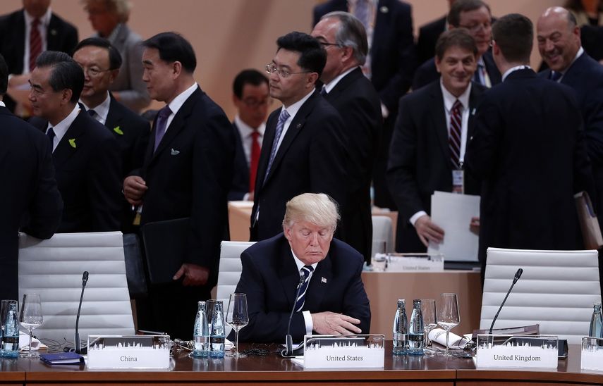 El presidente estadounidense, Donald J. Trump (c), al comienzo de una sesión plenaria de la&nbsp;cumbre&nbsp;de líderes de estado y gobierno del&nbsp;G20, en Hamburgo.