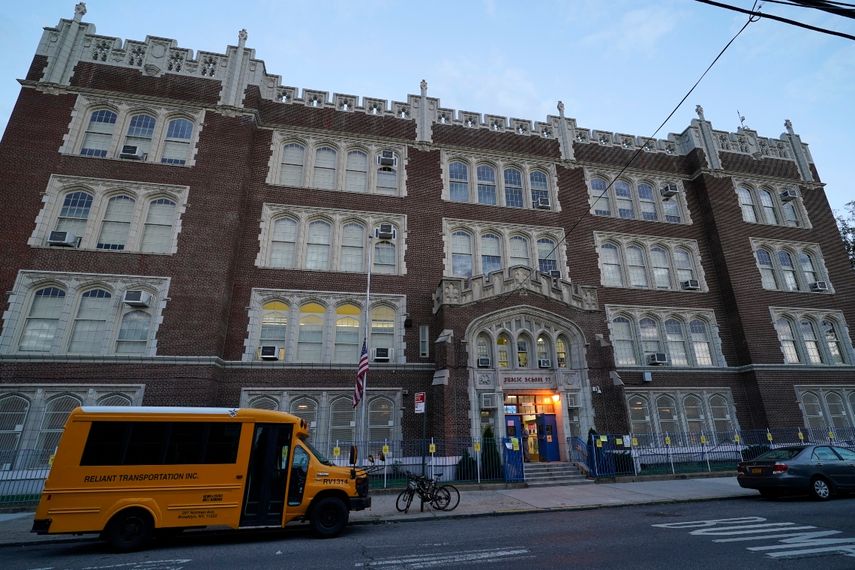 Foto tomada el 5 de octubre del 2020 de una escuela en Brooklyn en la ciudad de Nueva York, donde las autoridades han impuesto medidas para frenar el contagio del coronavirus.&nbsp;