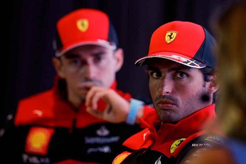 Los pilotos de Ferrari, Carlos Sainz (derecha) y Charles Leclerc, durante una rueda de prensa previo al Gran Premio de Brasil en Sao Paulo, el 9 de noviembre de 2022.