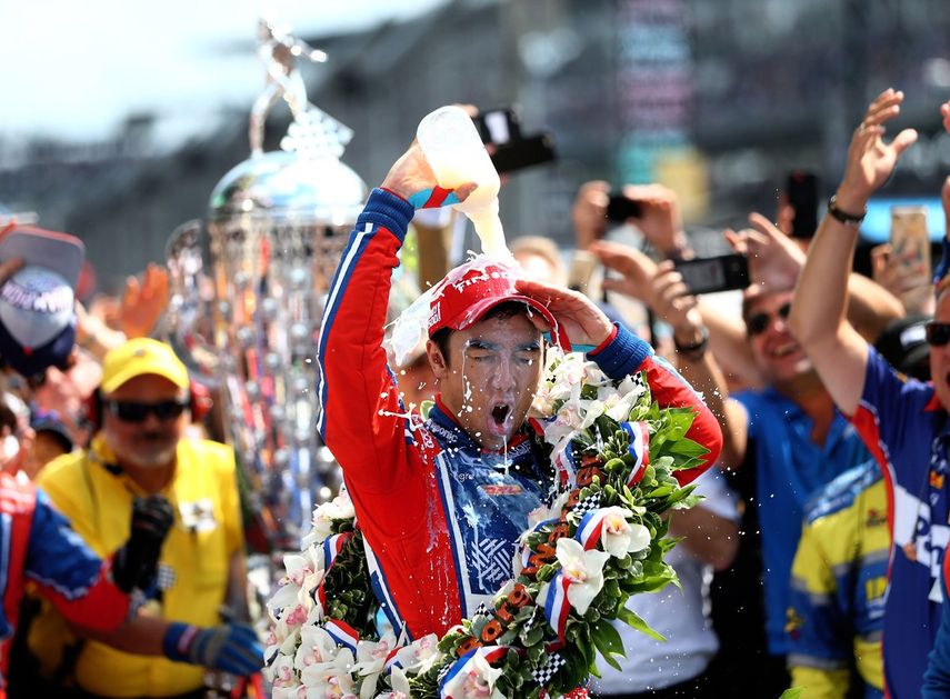 En la parte final de la prueba, la carrera se convirtió en un duelo entre&nbsp;Sato, Casyroneves y el novato Ed Jones.