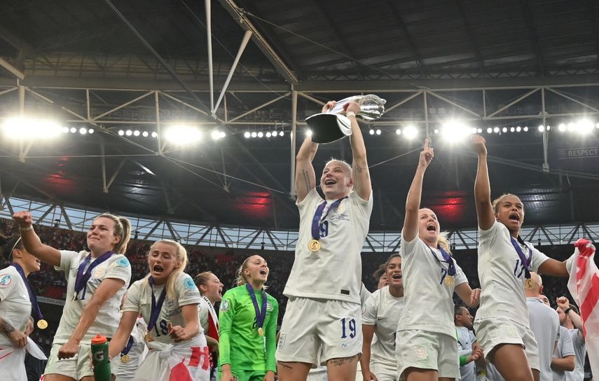 La selección de Inglaterra festeja la Eurocopa Femenina ante Alemania