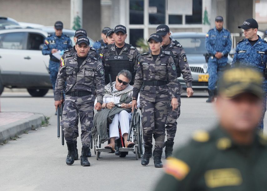 El exlíder de las FARC Jesús Santrich (en silla de ruedas) fue recapturado por miembros del Cuerpo Técnico de Investigación (CTI) apenas salió de&nbsp;la cárcel La Picota en Bogotá, Colombia.
